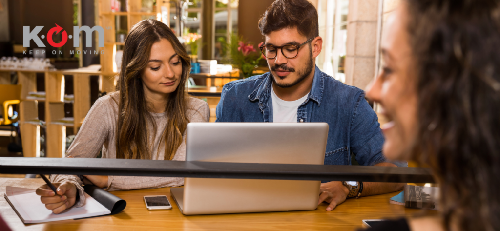 Encuesta de clima laboral aplicada a empleados en una oficina moderna