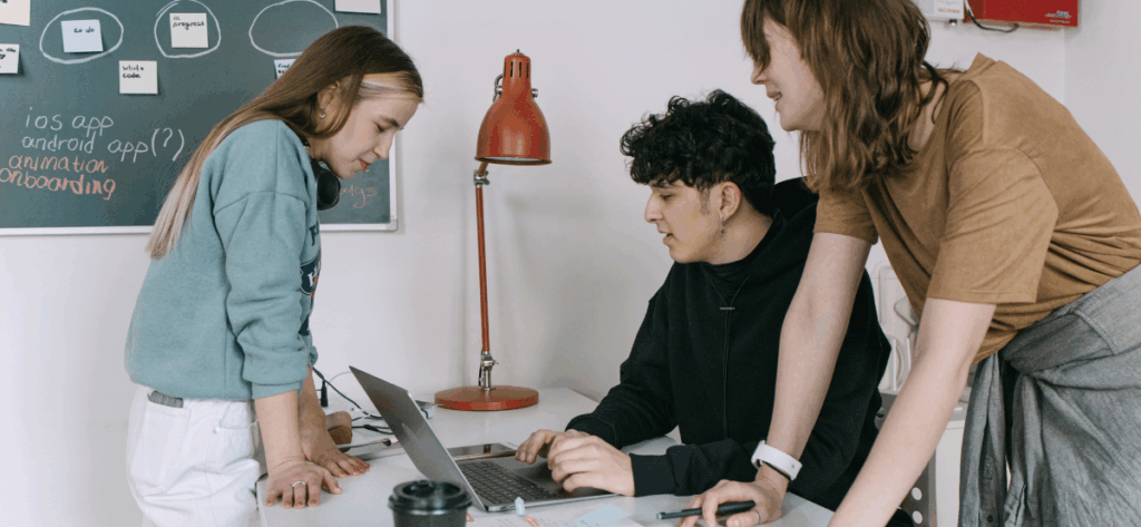 Empleado revisando un checklist de onboarding en su computadora con fondo corporativo