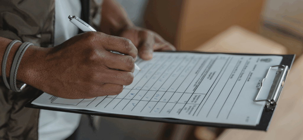 Checklist con cumplimiento de NOMs laborales marcadas como completas
