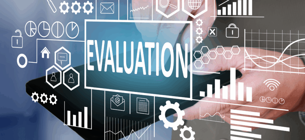 Interfaz de una plataforma digital mostrando gráficas de evaluación de desempeño por departamento